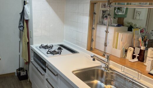 キッチンリフォーム やわらかい木目調と上品なゴールド取手で仕上げた LIXIL リシェル