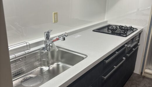 キッチンリフォーム 黒とグレーで深みある色調にまとめた存在感のあるキッチン LIXIL リシェル