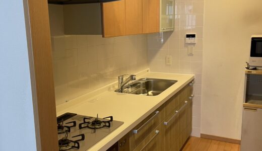 キッチンリフォーム 木目の質感とシルバー取手がバランスよく整った LIXIL リシェル