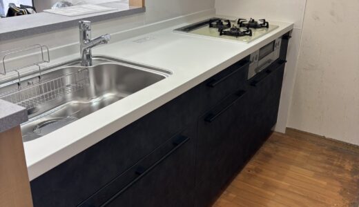 キッチンリフォーム ブラックスタッコの存在感と使いやすい収納を両立した LIXIL リシェル