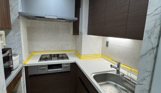 キッチンリフォーム 引き出して使いやすいトレーボード収納の LIXIL シエラS