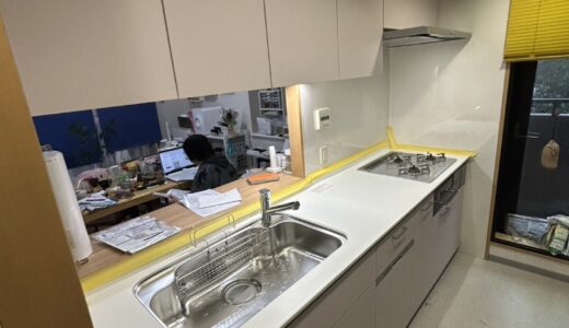 キッチンリフォーム ノールピンクの扉が空間を明るく彩るキッチン LIXIL シエラS