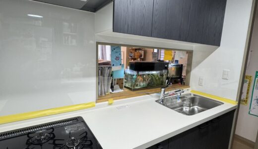 キッチンリフォーム 深みのある木目柄と白い天板でメリハリをつけたキッチン