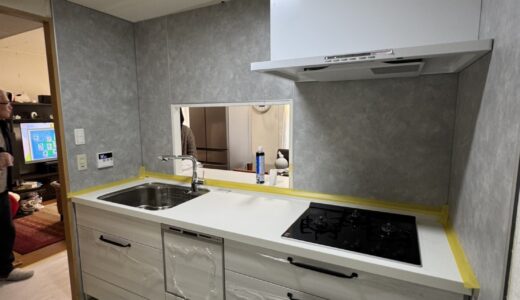 キッチンリフォーム お手入れのしやすさを随所に取り入れた白い木目キッチン クリナップ ステディア