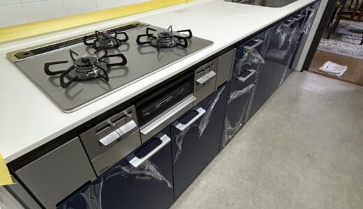 キッチンリフォーム 深みのあるブルーと白い天板のコントラストが魅せる LIXIL シエラS