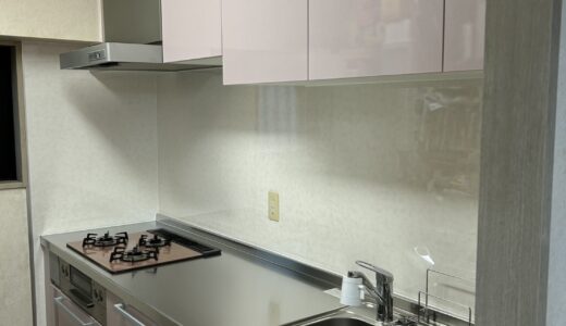 キッチンリフォーム アコードロゼのやわらかな光沢扉と充実収納のクリナップ ラクエラ