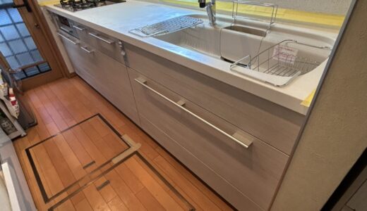 キッチンリフォーム チェスナットの木目デザインが映える LIXIL リシェル