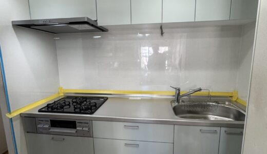 キッチンリフォーム グリーンの扉と充実収納で使いやすさと個性を両立した LIXIL シエラS