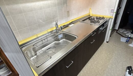 キッチンリフォーム 濃い木目柄が空間を引き締める落ち着きのあるキッチン LIXIL シエラS