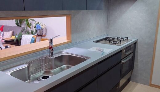 キッチンリフォーム ブルーの扉とグレーのワークトップで落ち着きある空間に整えた クリナップ ラクエラ