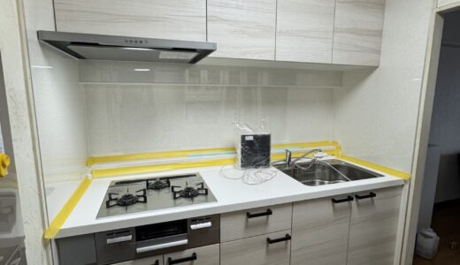 キッチンリフォーム やわらかな木目とモザイクパネルで素材感を楽しめるキッチン クリナップ ラクエラ