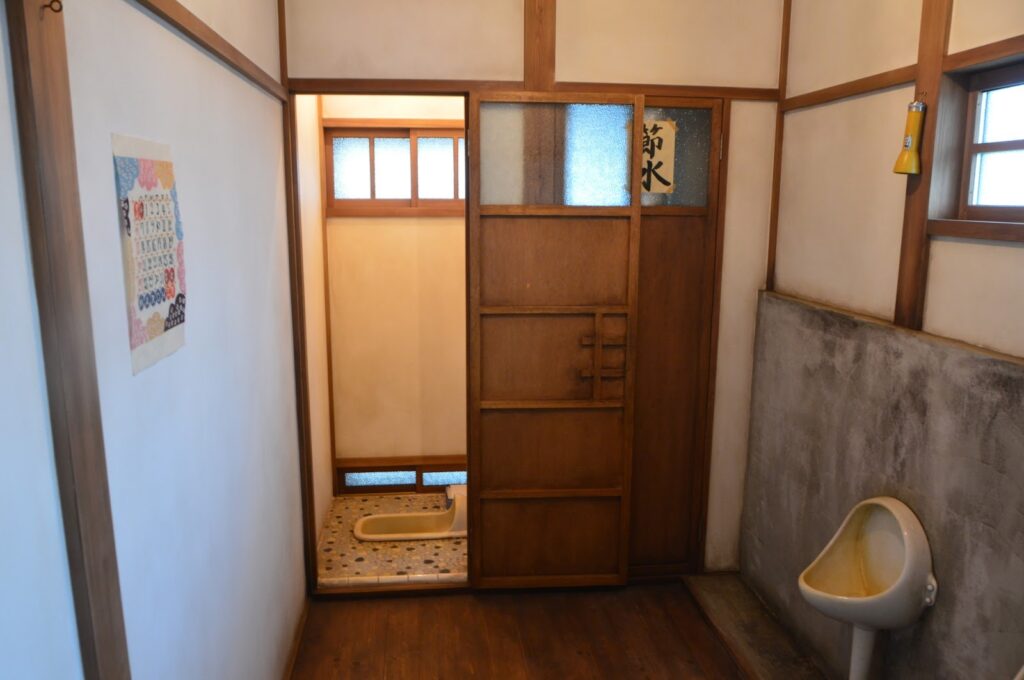 汲み取り式トイレから洋式便座の水洗トイレへのリフォーム|工事パターンや費用相場を解説