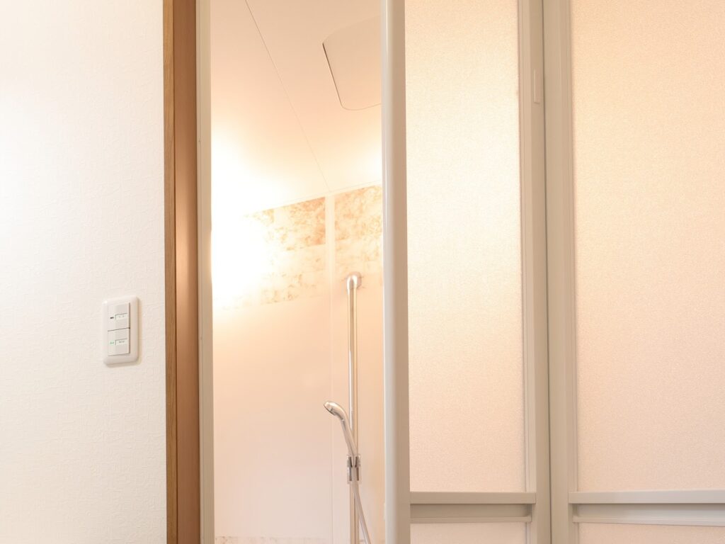 浴室の折れ戸交換はDIYでできる? 交換時期の目安や費用目安を解説