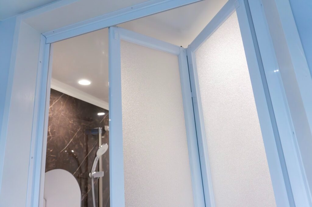 浴室の折れ戸はDIYで交換できる?