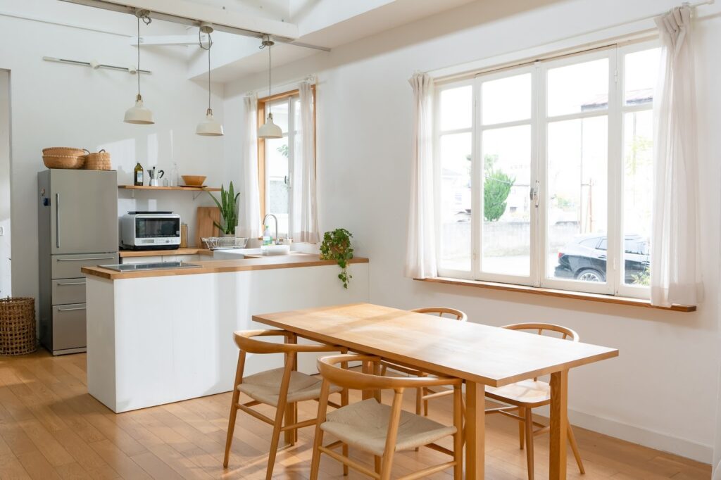 オープンキッチンのリフォームは後悔する? メリット・デメリットと対策を徹底解説