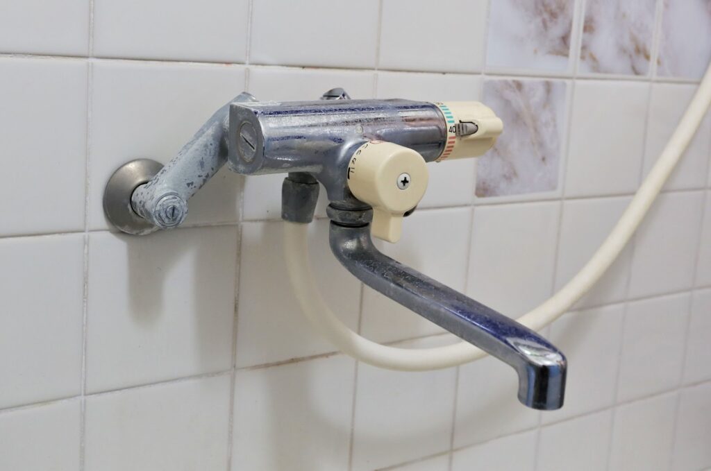 お風呂の水漏れを見つけたらまずすべきこと