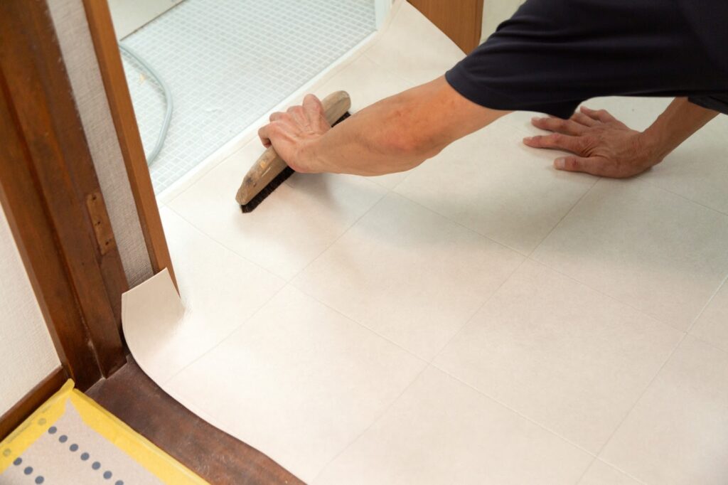 洗面所の床の張り替えはいくらかかる? DIYの可否や業者に依頼するメリットを解説
