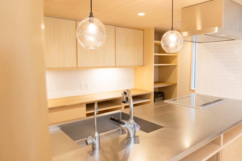 キッチンの収納リフォームにはどのような種類がある？　リフォームのメリットや主な方法、費用を解説
