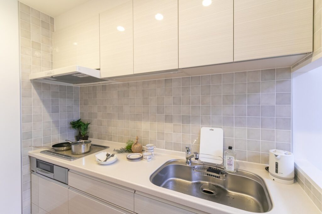 キッチンの壁はキッチンパネルとタイルどちらが良い？　メリット・デメリットや選び方、費用を徹底比較