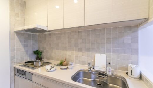 キッチンの壁はキッチンパネルとタイルどちらが良い？　メリット・デメリットや選び方、費用を徹底比較