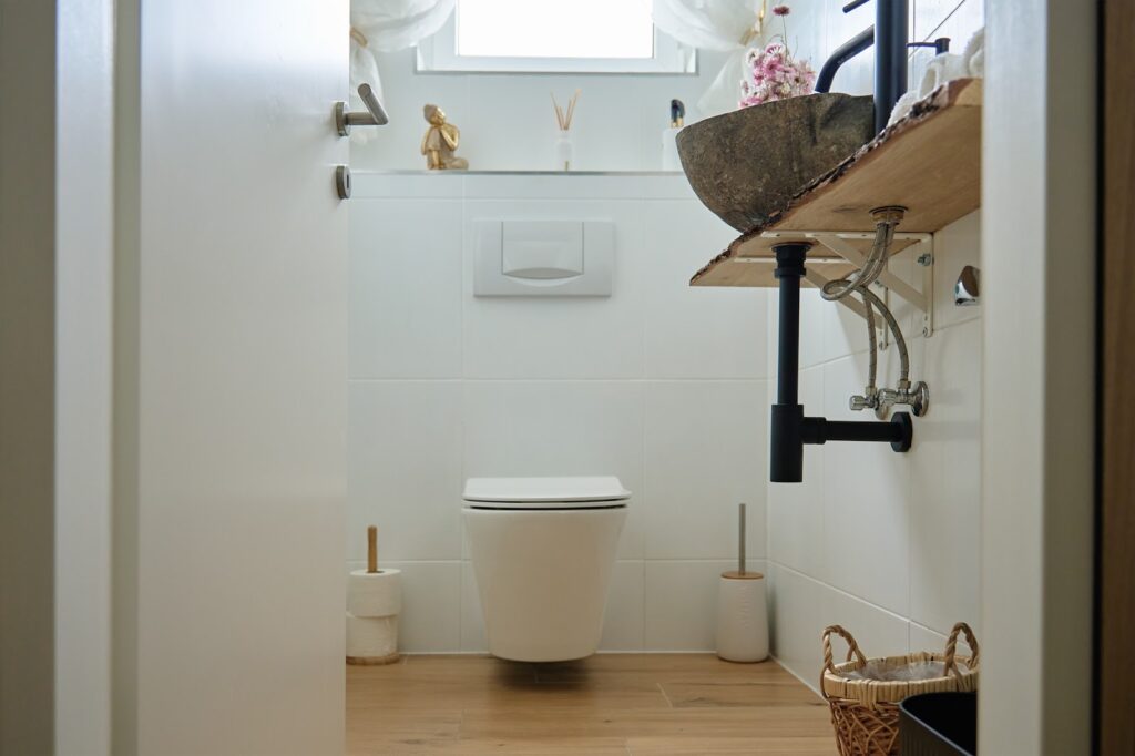 壁掛けトイレへのリフォームはできる？　設置条件やメリット・デメリット、費用相場を解説