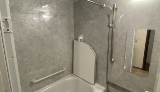 お風呂リフォーム グレー×白のメリハリがクールな石目調の浴室 LIXILリノビオV