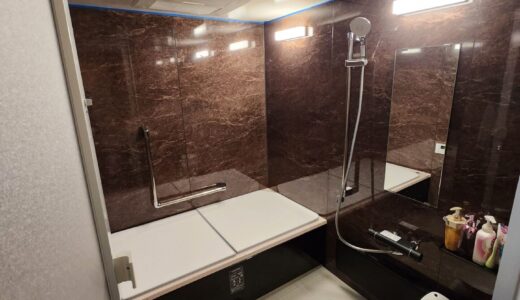 浴槽リフォーム ピンク×ブラックスタイルの浴槽と石目調の壁が織りなすホテルのような浴室 LIXIL リノビオV