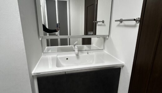 洗面所リフォーム 継ぎ目のない設計と木製ミラーで実現する清潔感のある快適な洗面スペース Panasonicシーラインシリーズ