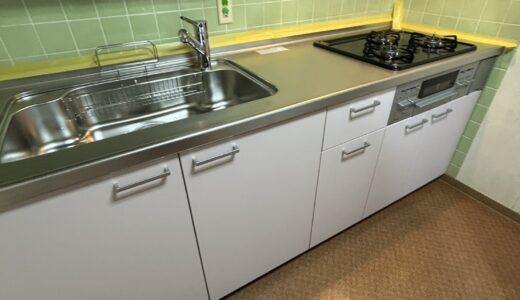 キッチンリフォーム やわらかなピンクとステンレスの素材感が調和するキッチン LIXIL シエラS