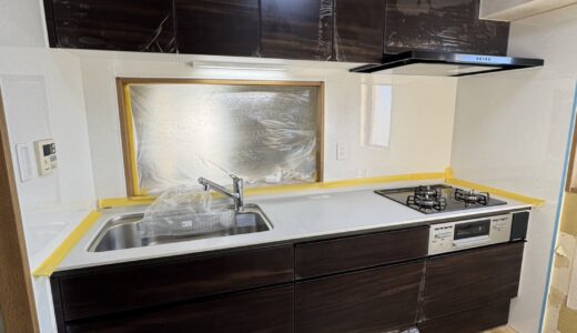 キッチンリフォーム 濃色の木目とブラックで統一した存在感のある クリナップ ラクエラ