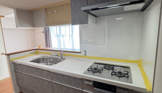 キッチンリフォーム 灰色がかったベージュと白が奏でるモダンで優雅なキッチン LIXILシエラS