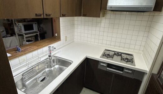 キッチンリフォーム　深い木目と優しい白が織りなす心地よいモダンナチュラルキッチン LIXILシエラS