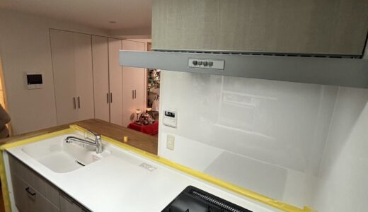 キッチンリフォーム 人造大理石の高級感を引き出すラスティックアッシュ×ホワイトの上質空間　LIXILシエラS
