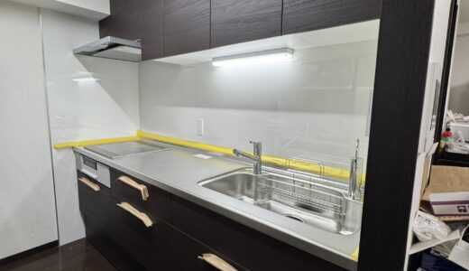 キッチンリフォーム 深い色合いと銀の輝きが調和した高級感あふれるキッチン LIXILシエラS