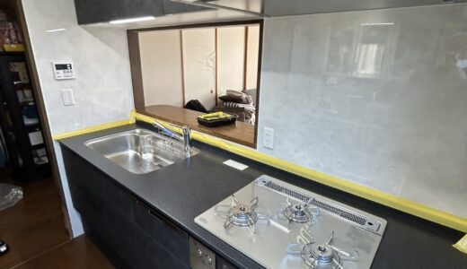 キッチンリフォーム ブラックスタッコ×ブラックストーン。異素材の黒が織りなす洗礼された佇まい LIXILシステムキッチン ノクト